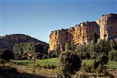 Hoces del ro Riaza, Montejo Spagna - Convento del Casuar, ruderi della cappella preromanica ai piedi della roccia dove alcuni monaci eremiti avevano le loro celle. 